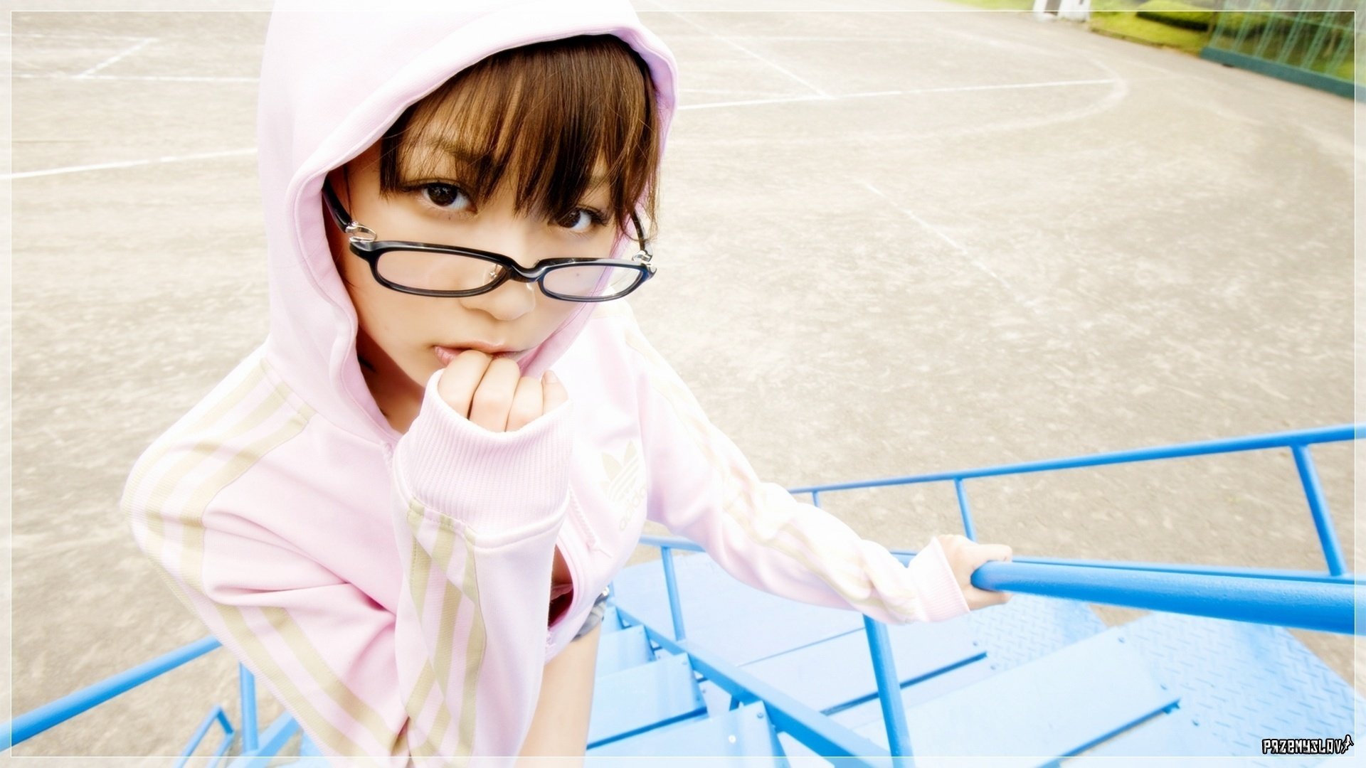 gafas negras en las escaleras chica retrato mirada ojos asfalto cara gafas