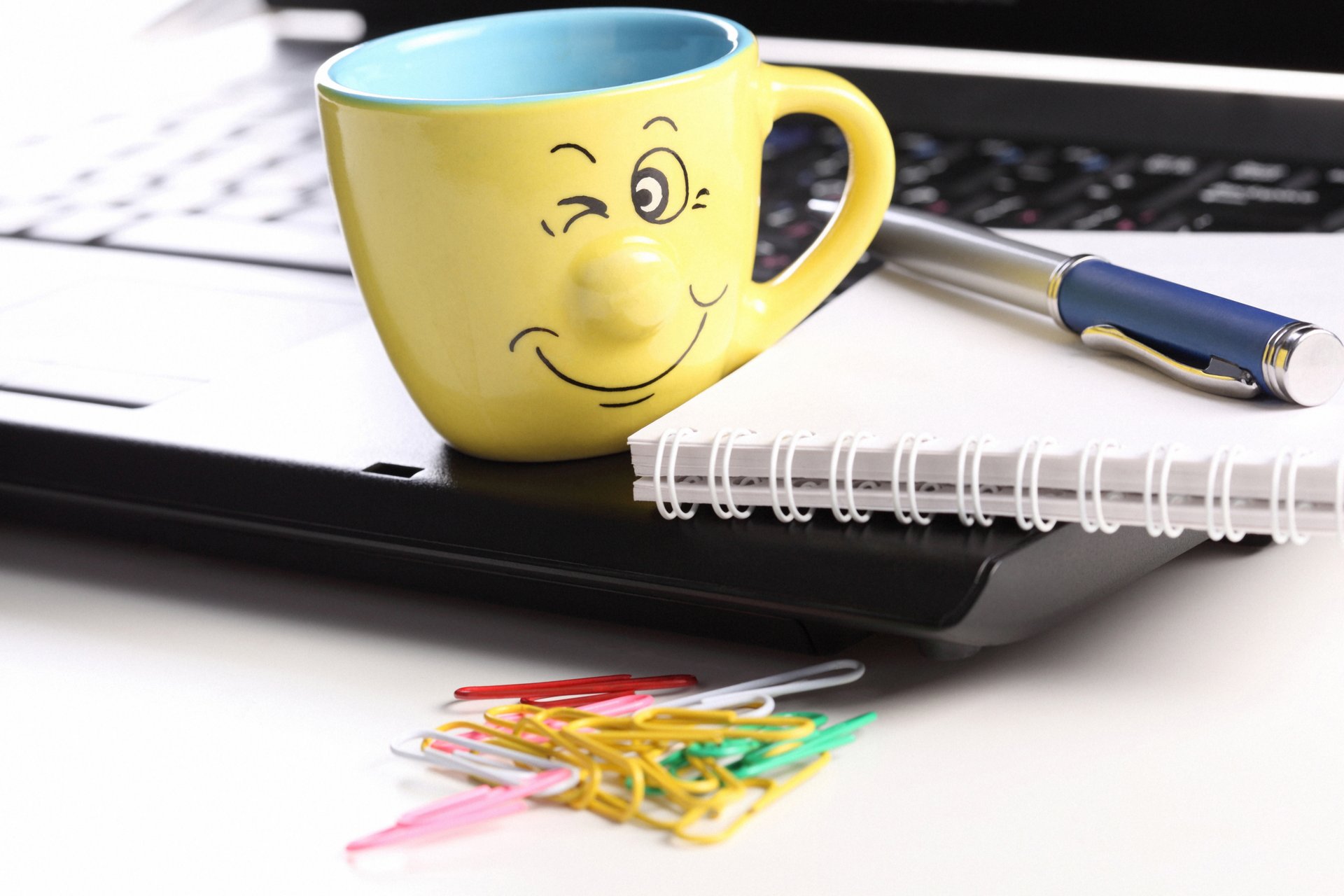 alta tecnología tecnología portátil touchpad taza sonrisa sonrisa bloc de notas pluma clips de papel creativo buena idea positivo desenfoque bokeh fondo de pantalla