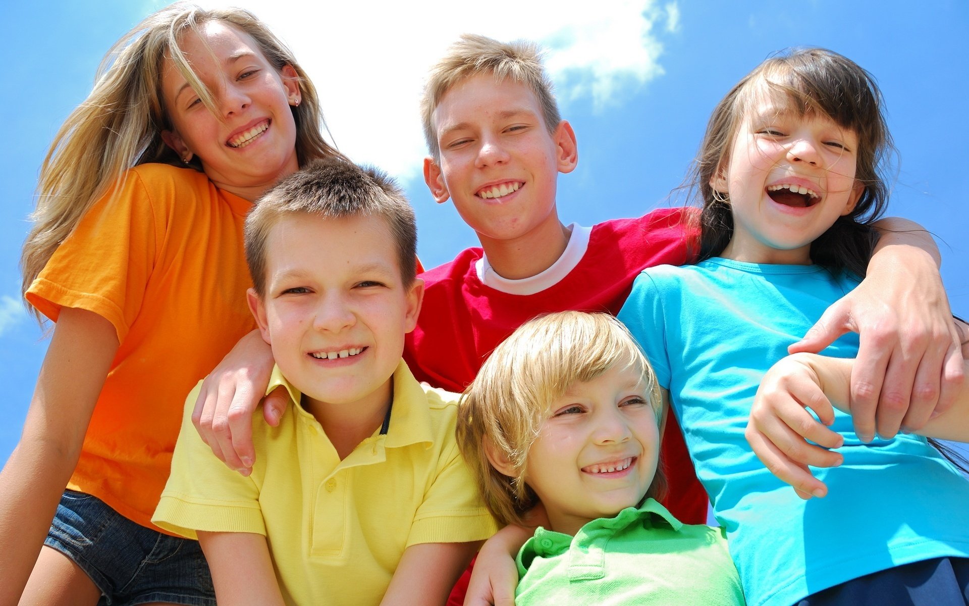 grupo de niños clima soleado sonrisas amistad verano estado de ánimo alegría felicidad emociones risa sol cara