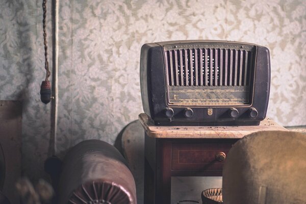 Radio Vintage Philps en el fondo de pantalla