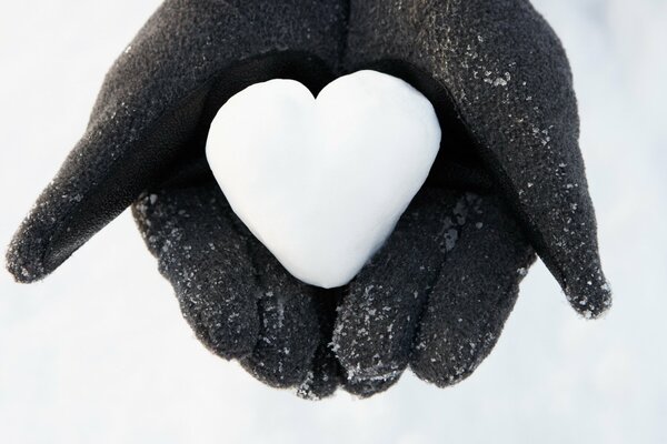 Corazón blanco de nieve en las Palmas