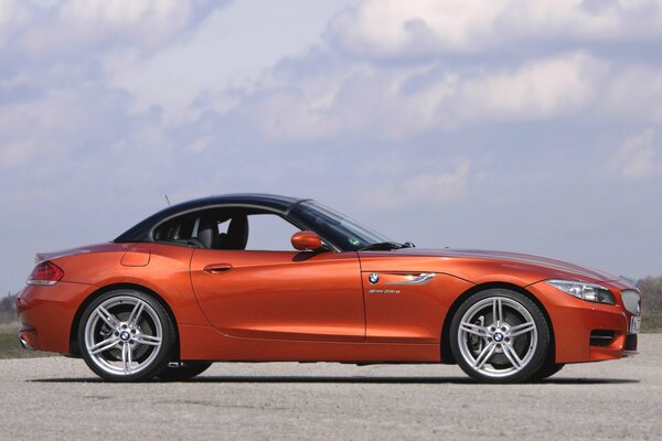 BMW Z4 naranja convertible