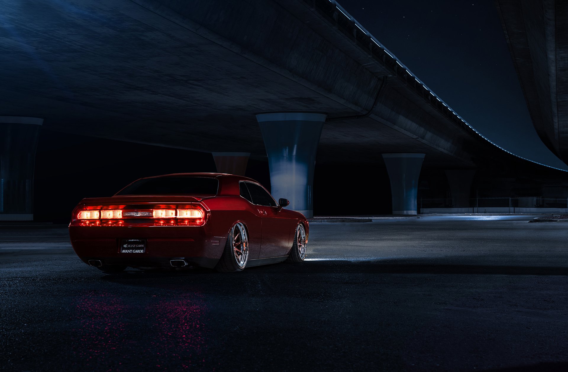 esquivar challenger avant gard ruedas americano músculo coche caramelo rojo atrás