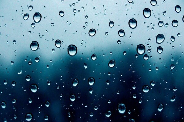 Gotas de agua esparcidas sobre el vidrio transparente