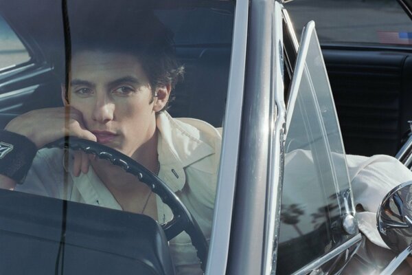 Un hombre pensativo al volante de un coche