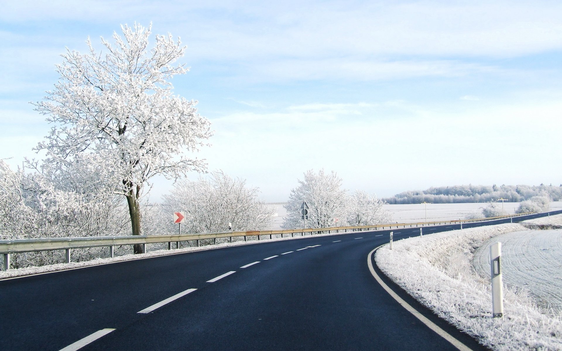 carretera invierno nieve árboles marcado giro valla pista señal puntero valla campo cielo escarcha