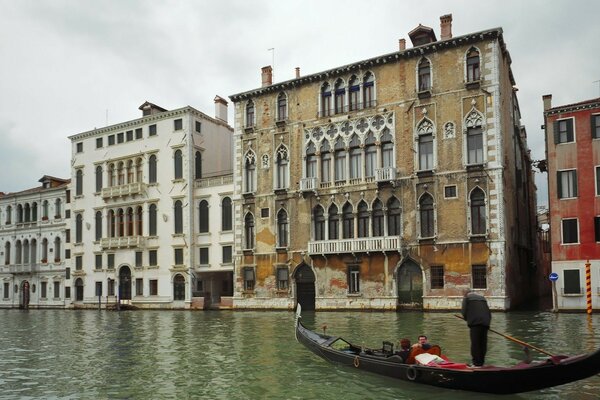 Paseo en gandola por los canales de Venecia