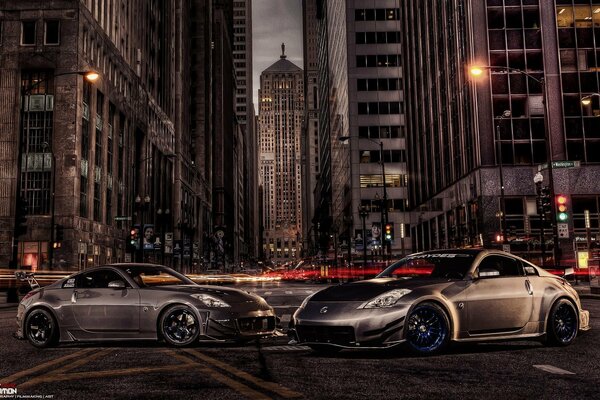 Hermosos coches Nissan en la ciudad de la noche