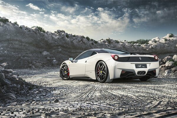 Coche blanco marca Ferrari
