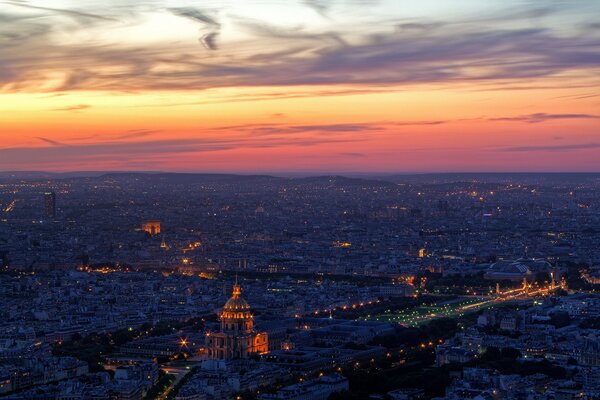 Las luces de la noche de París desde lo alto de las nubes