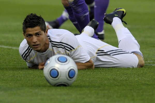 Juego de fútbol. Ronaldo se encuentra en el césped