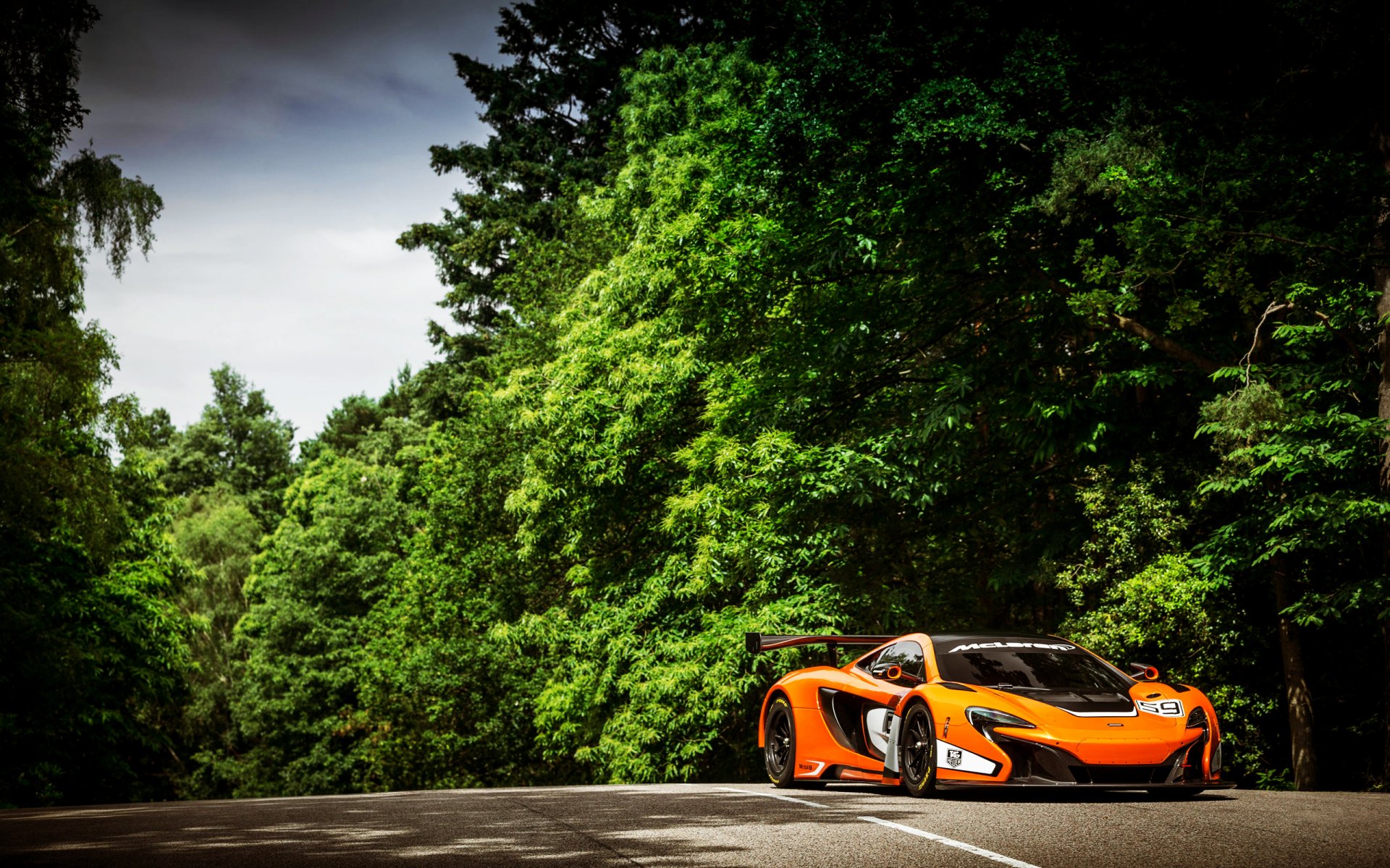 mclaren 650s gt3 coche deportivo superdeportivo auto naranja bosque árboles carretera deporte día