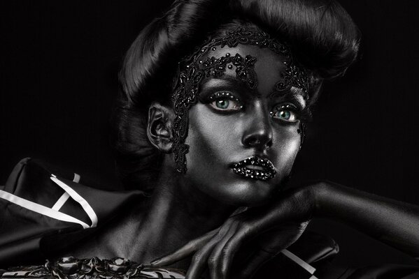La chica en la ropa de color oscuro maquillaje negro