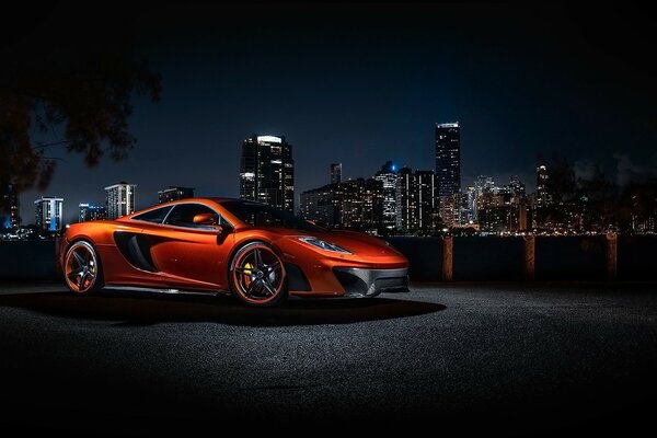 Coche elegante en el fondo de la ciudad nocturna