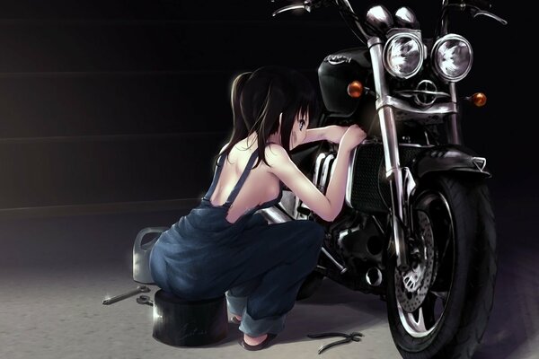 Hermosa chica reparando una motocicleta