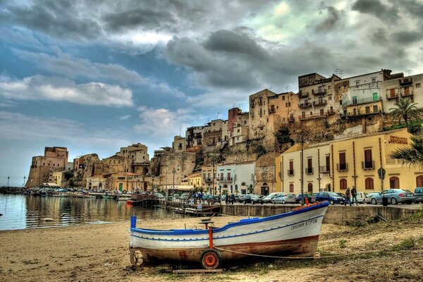Barco a orillas del pintoresco puerto siciliano