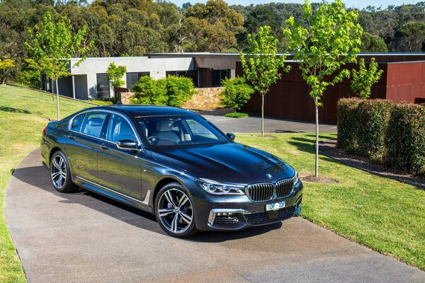 Negro BMW serie 7 sedán en un hermoso fondo