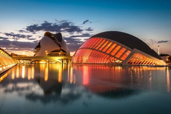 Vista del agua y edificios