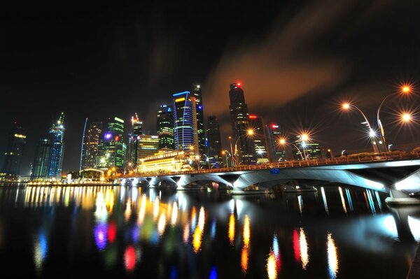 Ciudad nocturna con hermosas vistas