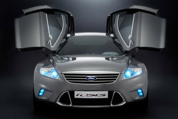 Coche Ford con las puertas abiertas