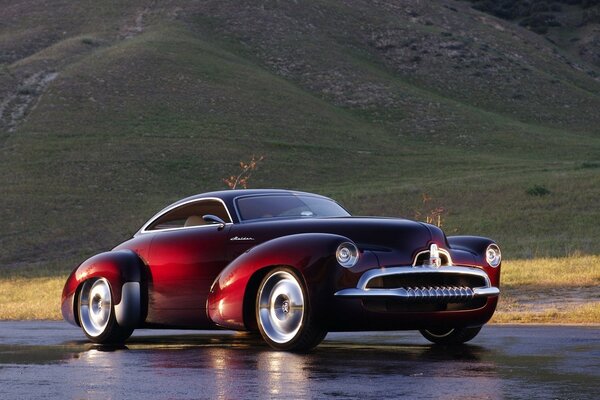 Concepto de coche retro en el fondo de la montaña