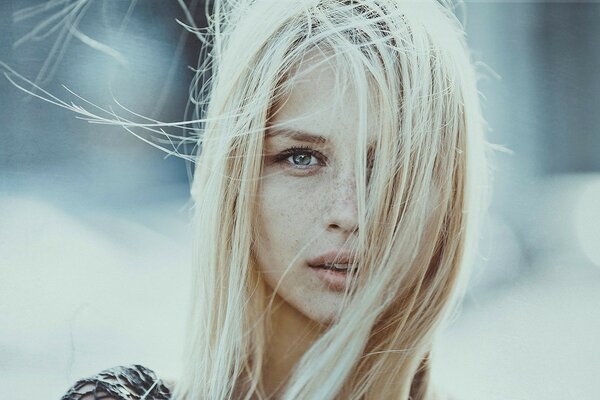 Hermosa chica rubia modelo