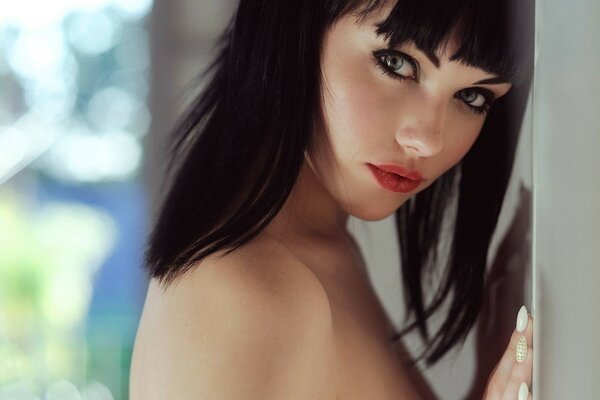 Brillante morena chica con una mirada cercana