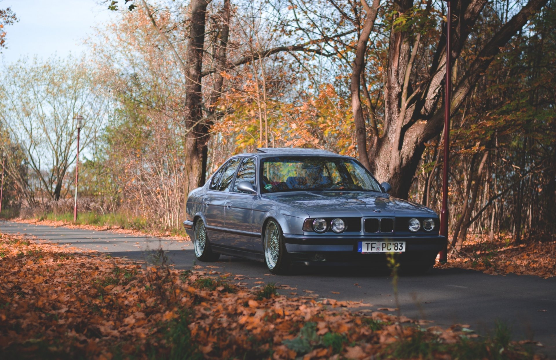 bmw e34 oldscool bmw tuning posición llantas otoño clásico