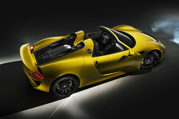 Coche deportivo convertible de color dorado