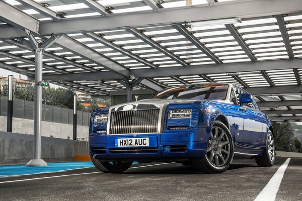 Rolls royce fantasma azul vista frontal