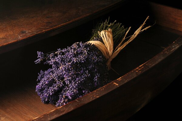 Ramo de lavanda en un cajón de Escritorio
