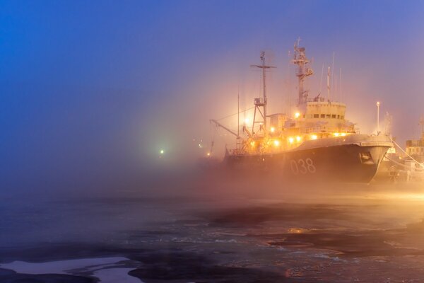 Imagen del barco en medio de la niebla