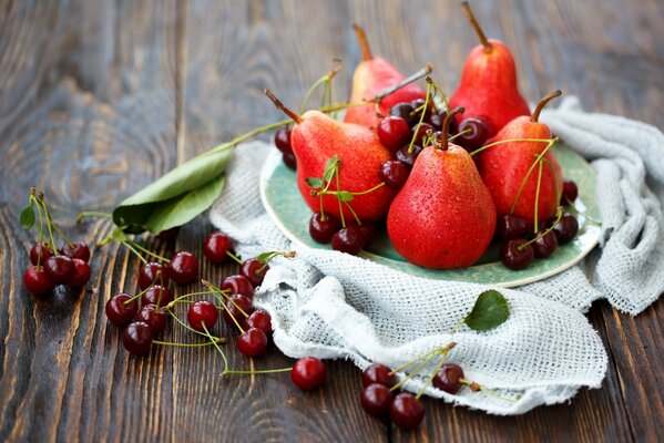 Peras rojas y cerezas maduras