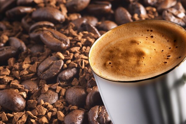 Taza de café con espuma de grano