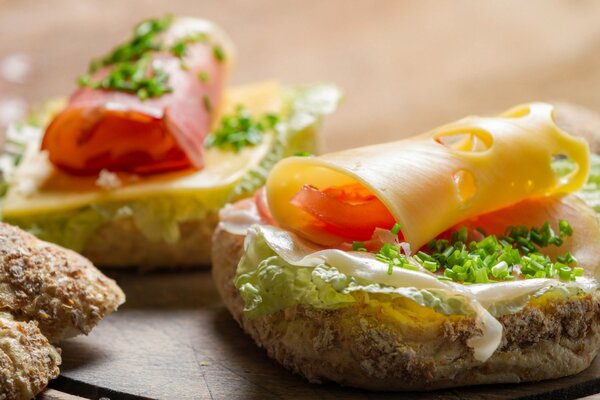 Deliciosos sándwiches de jamón y queso