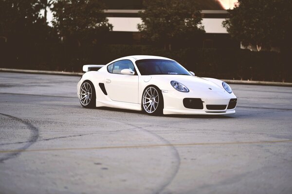 Porsche blanco sobre asfalto gris