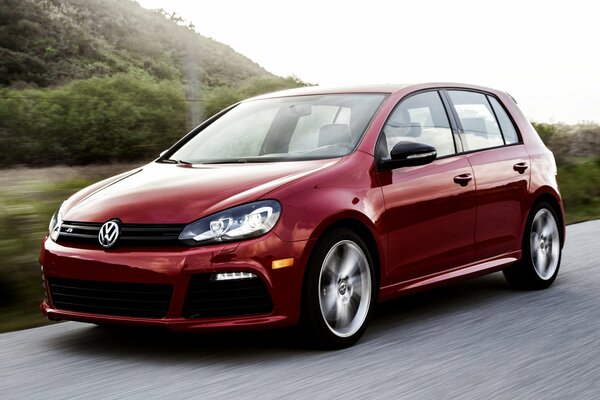 Volkswagen, golf rojo en movimiento