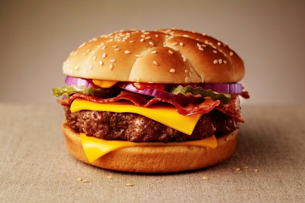 Jugosa hamburguesa de sésamo