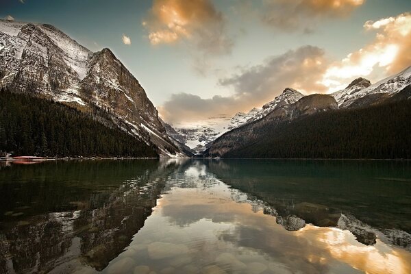 Reflejo de las montañas en el lago