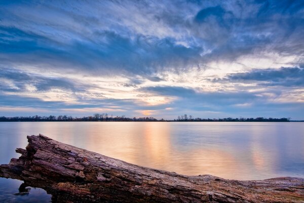Hermosa puesta de sol sobre un lago en Illinois