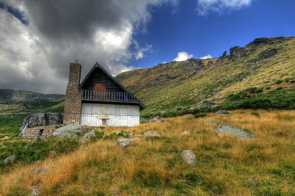 La casa solitaria del recluso en las montañas