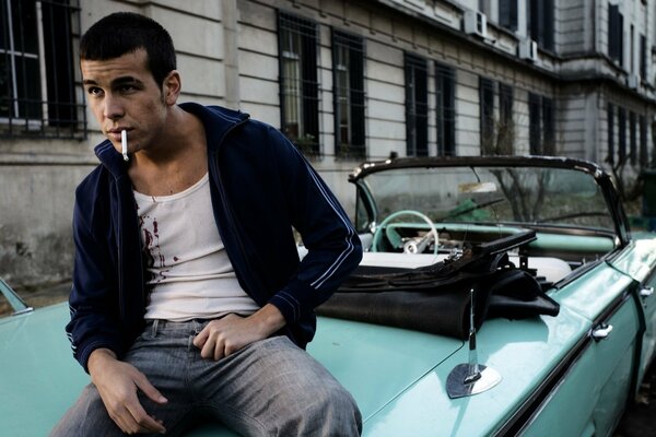 El actor Mario casas se sienta y Fuma en el coche
