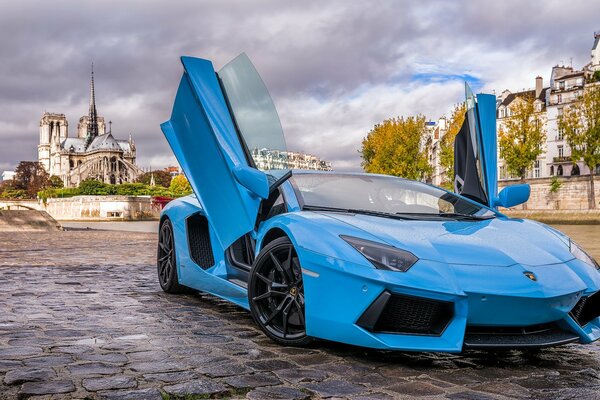 Lamborghini azul en el puente de la noche de París