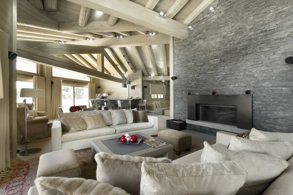 Chimenea y vigas de madera en diseño