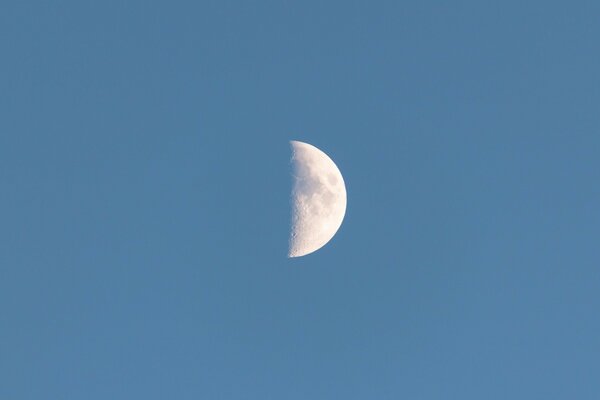 Media Luna al atardecer cielo sin nubes la media Luna sale
