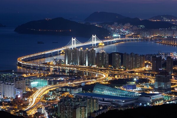 Hermosa ciudad en las luces de la noche