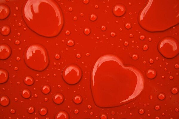 Gotas rojas en forma de corazón
