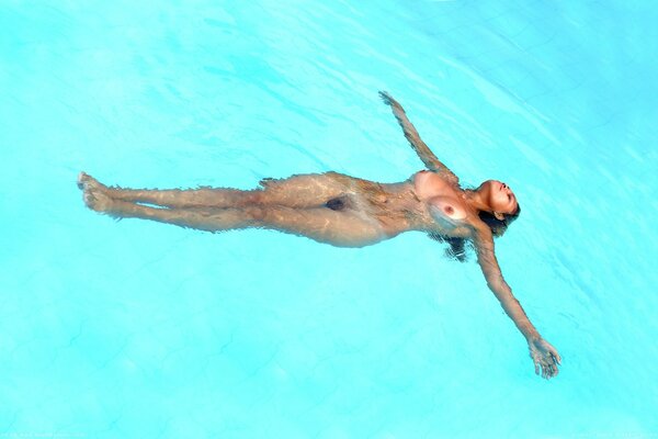Hermosa chica sexy en la piscina