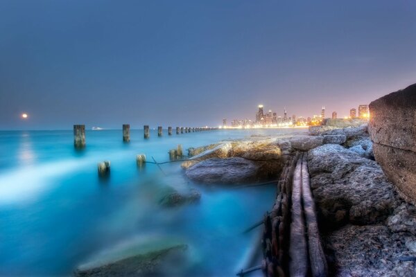 Costa por la noche. Luces de la ciudad
