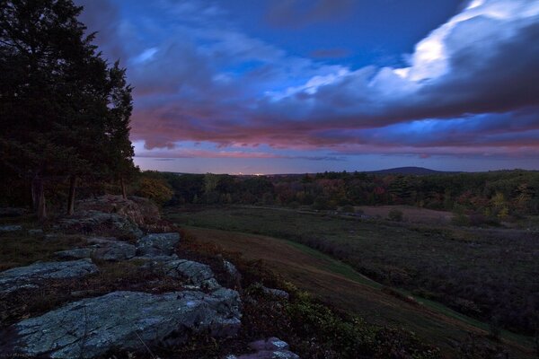 Cielo nocturno sobre las colinas